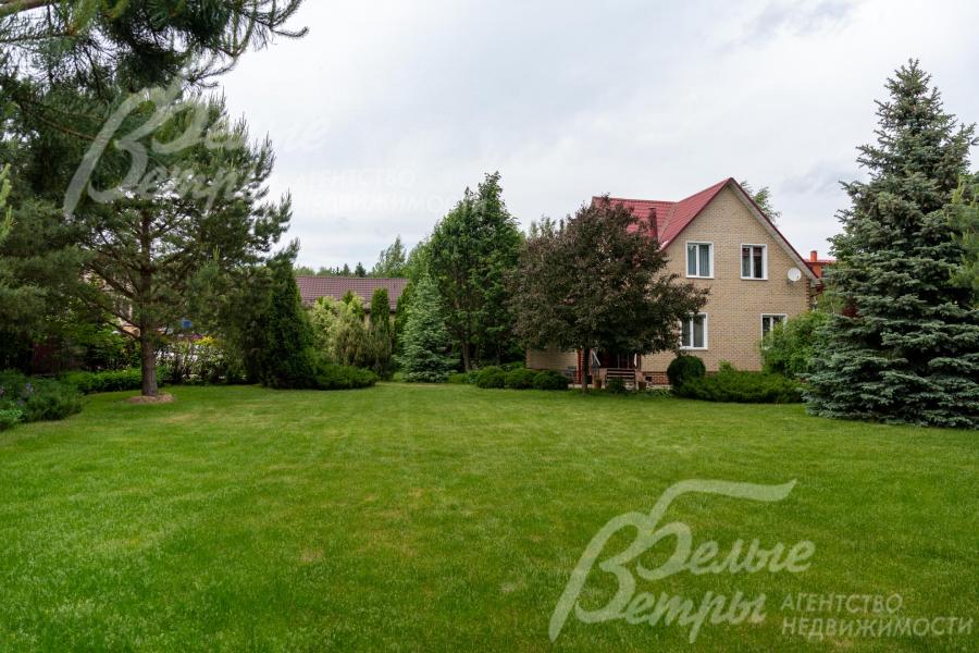 Дом стоит на просторном зелёном участке с эффектным парковым ландшафтным дизайном