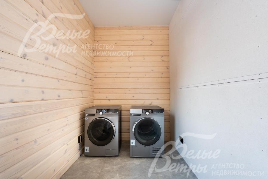 Постирочная оборудована стиральной и сушильной машинами