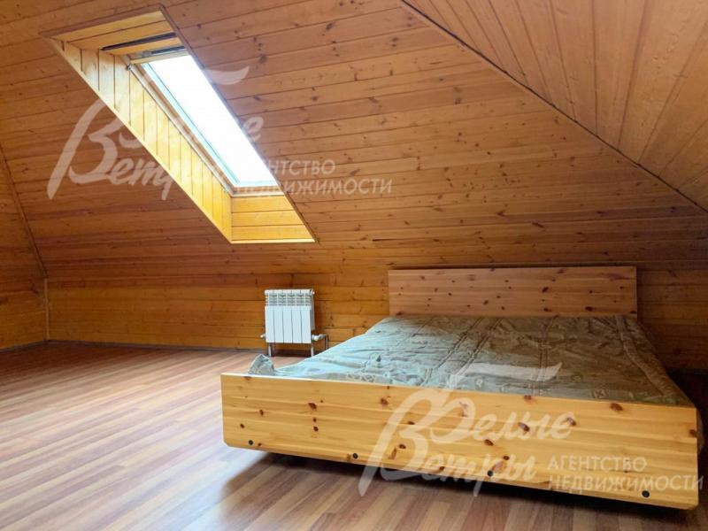 Стены на мансардном этаже отделаны вагонкой