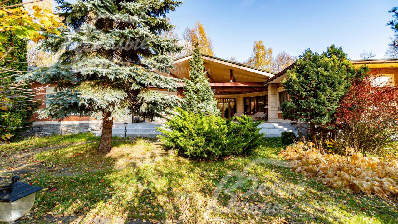 Дом в аренду на лесном участке площадью 58 соток в обжитом коттеджном поселке Высота