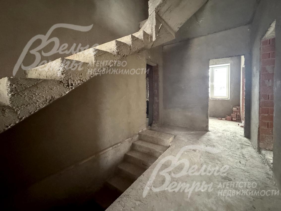 Смонтирована монолитная лестница, ведущая на второй, мансардный и цокольный этажи