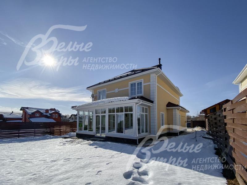 Участок по периметру огорожен деревянным забором с автоматическими воротами