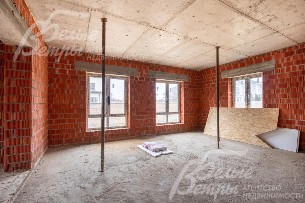 Зона гостиной на первом этаже. В доме - множество окон, наполняющих дом светом