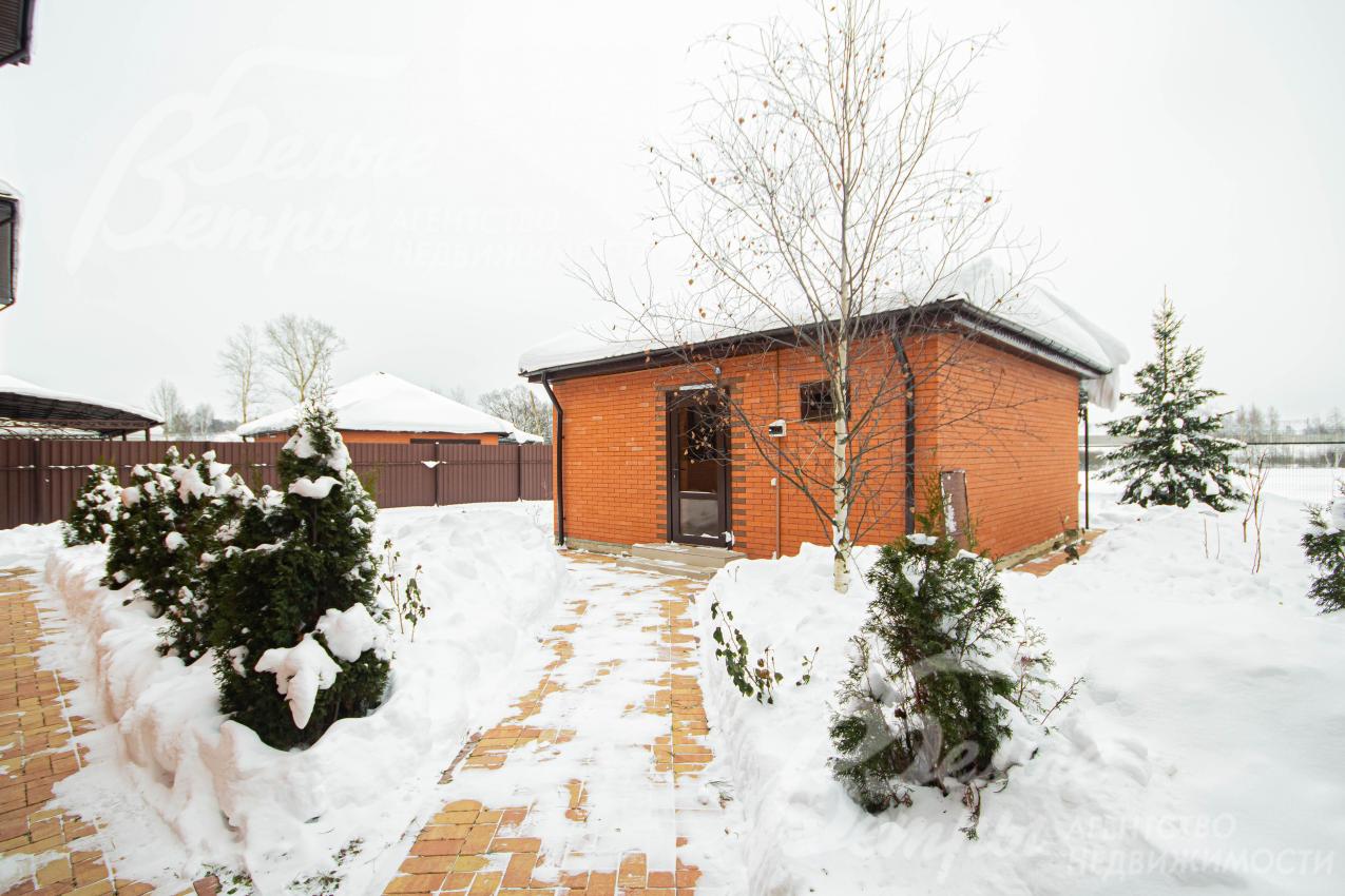 На участке высажены молодые туи и ели, выложены дорожки