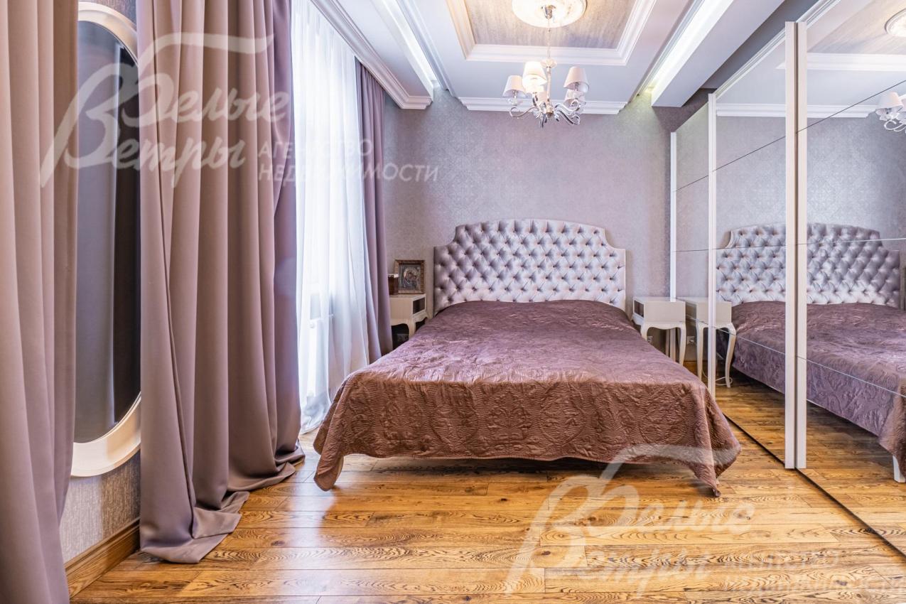 Главная спальня на втором этаже