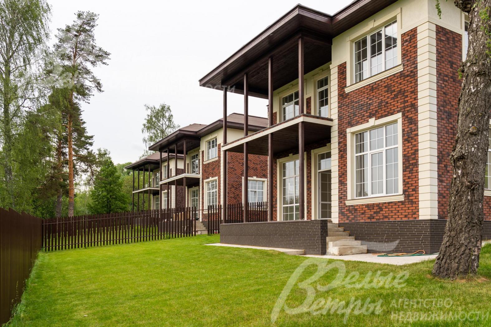 На участке газон.