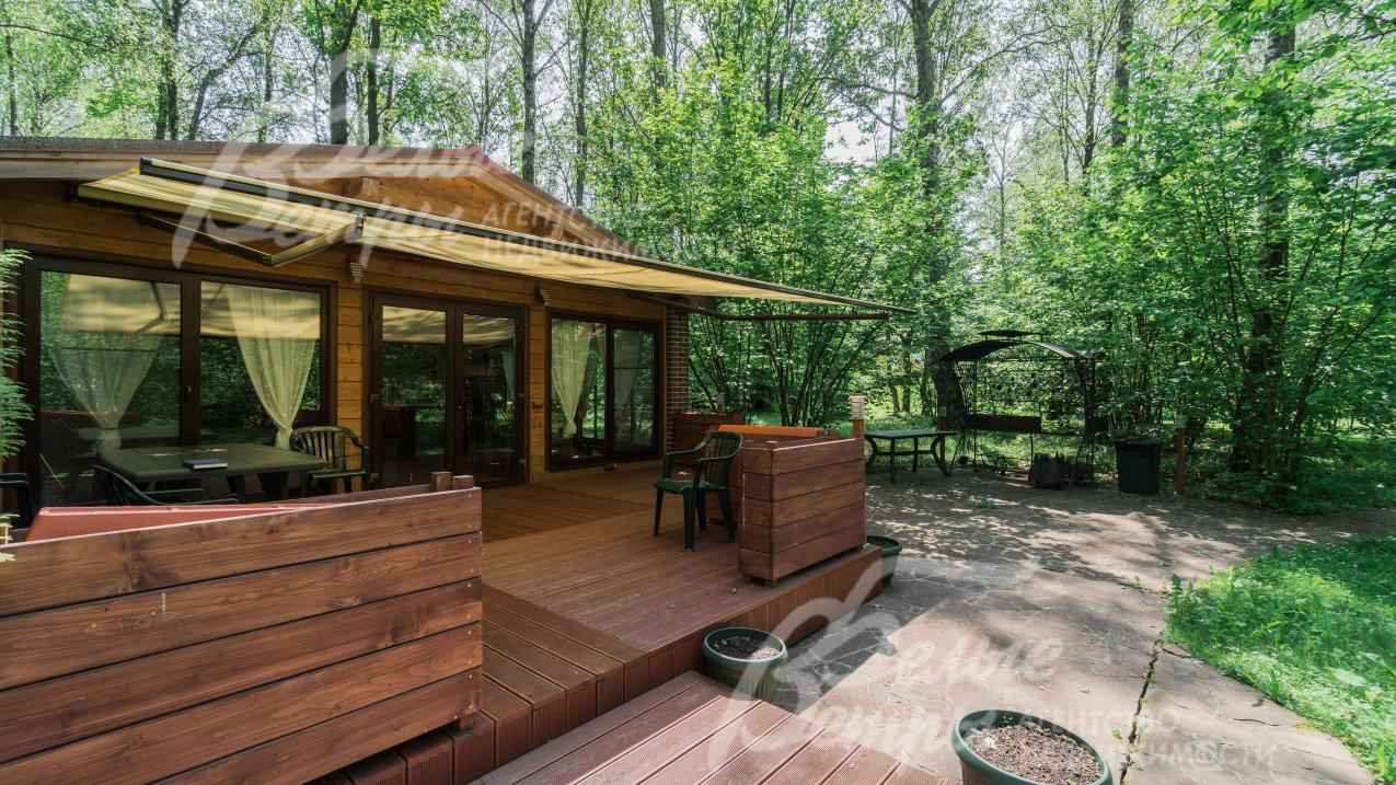 Отапливаемая застекленная беседка с большой открытой верандой и оборудованной площадкой для барбекю