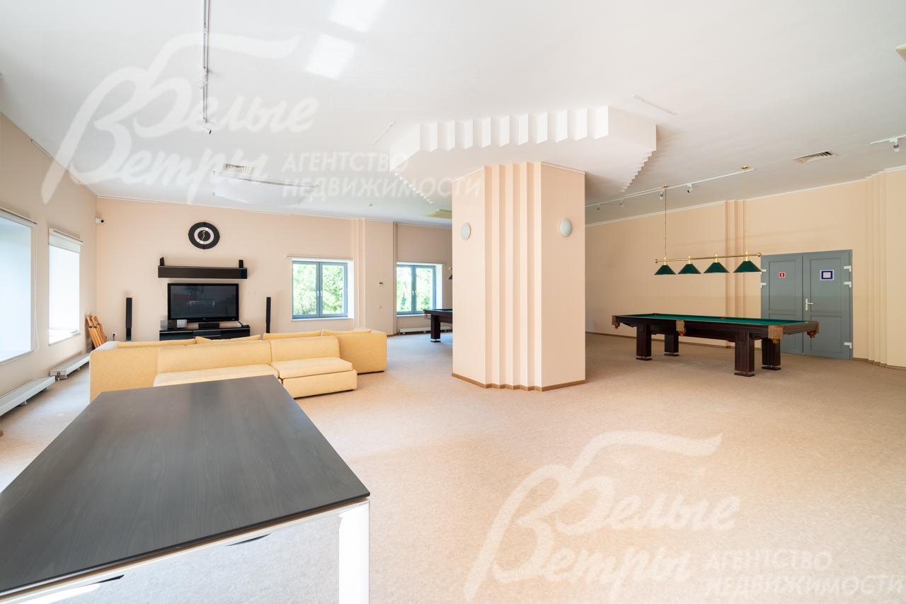 Бильярдный зал с кино зоной.