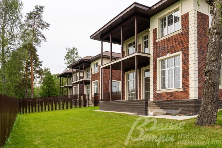 На участке газон.