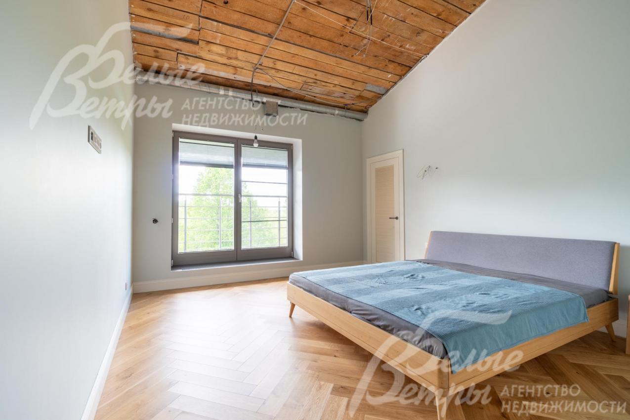 Спальня на втором этаже с большой кроватью