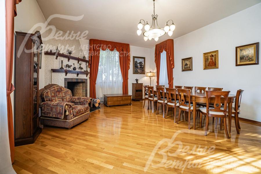 В гостиной обеденный стол на 12 персон