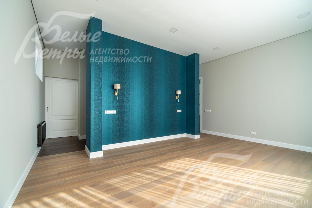 Планировка мастер-спальни создаёт естественный фокус на кровати, не перегружая пространство