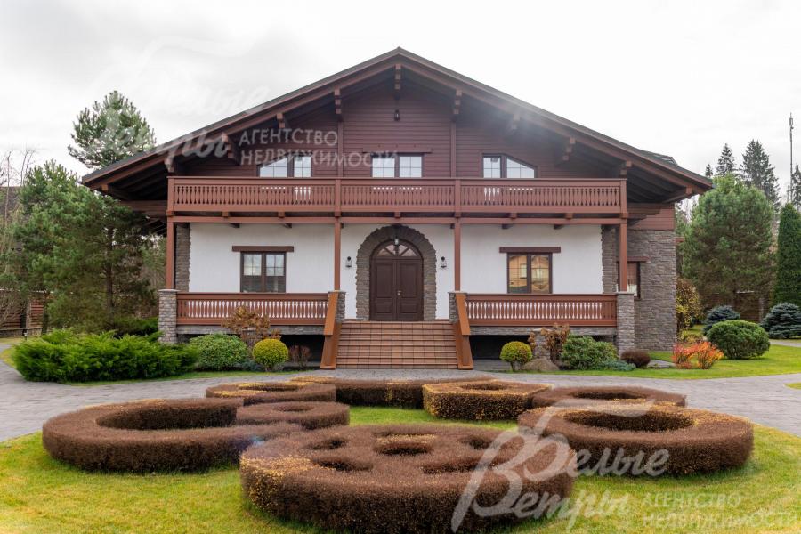 Комбинированная отделка фасада дома включает штукатурку, немецкую краску, искусственный камень, лиственницу экстра-класса