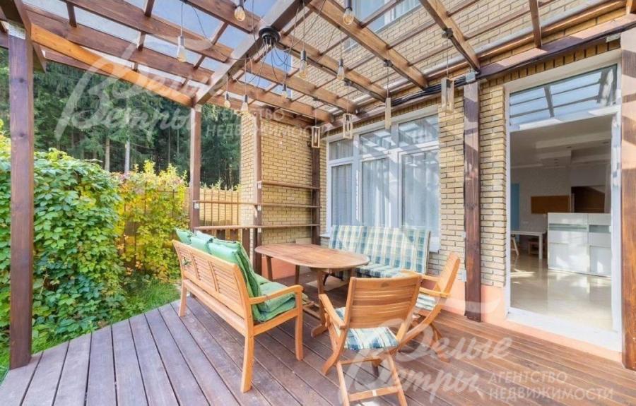 В доме есть уютная крытая терраса с перголой с деревянными балками