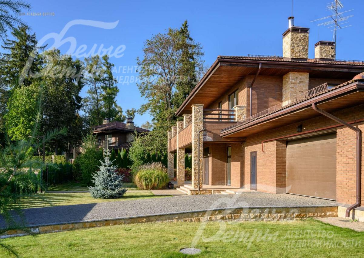 Фасад из керамического кирпича с элементами из натурального камня