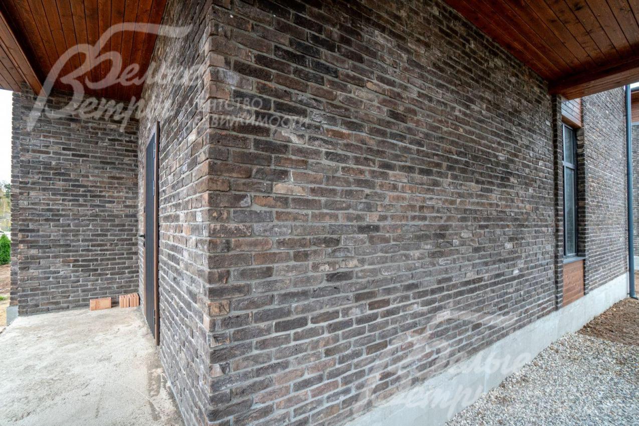 Стены дома облицованы кирпичом ручной формовки Hans Becker