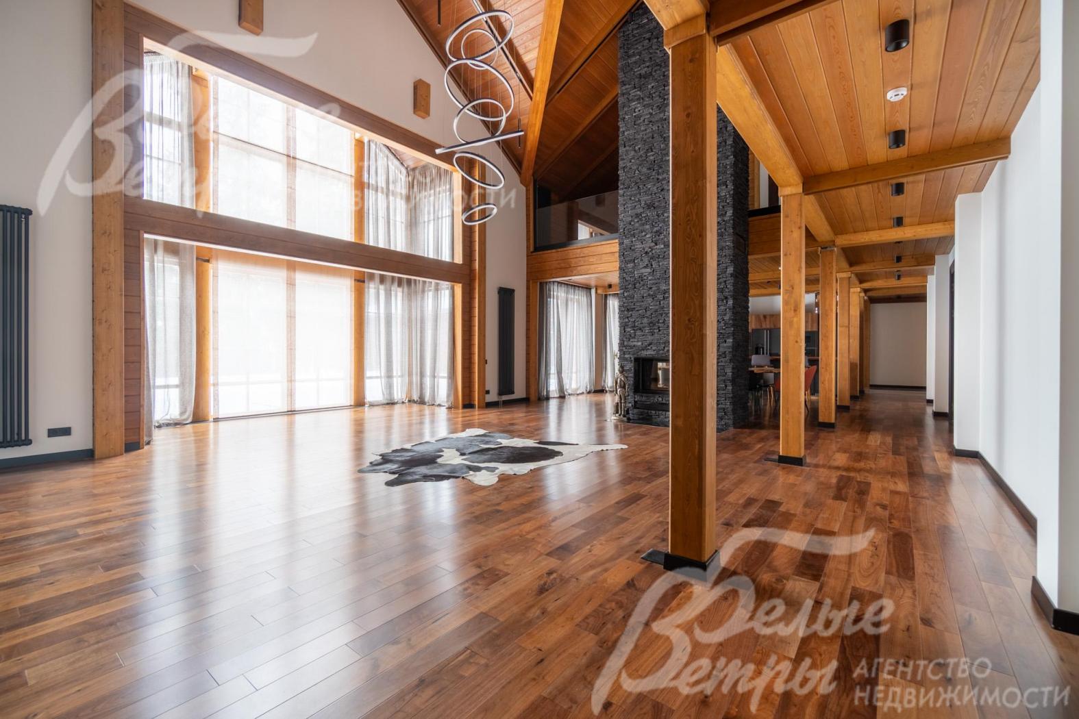 Интерьер оформлен в актуальных дизайнерских тенденциях отделочными материалами премиального уровня