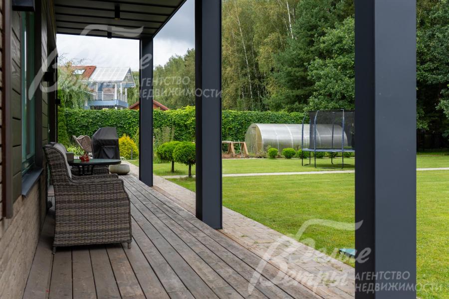 Видовая крытая терраса мастер-спальни