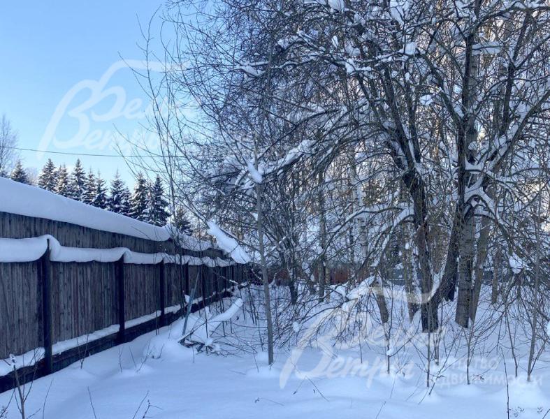 Живописный участок с атмосферой близости к природе находится в тихой местности, удалённой от шума дорог