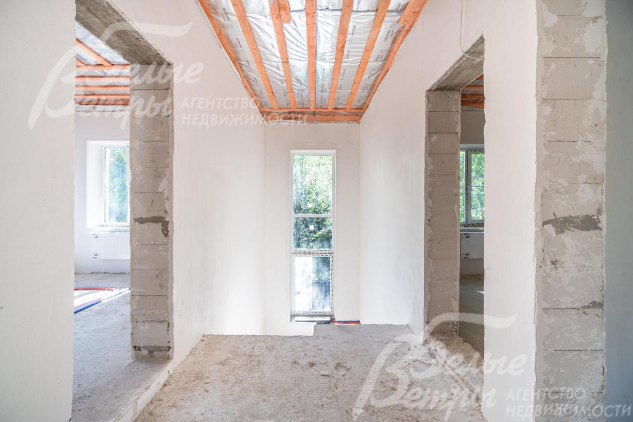 В доме - высокие потолки, более 3 м, длинное окно на лестничном пролёте