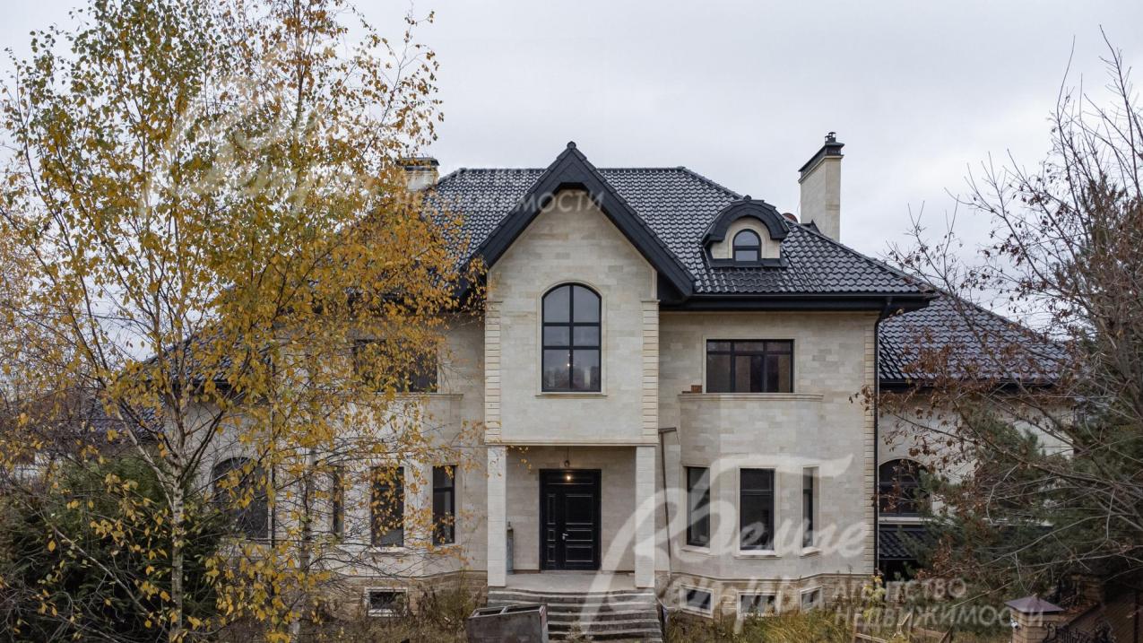 Дом построен из кирпича и облицован натуральным камнем 