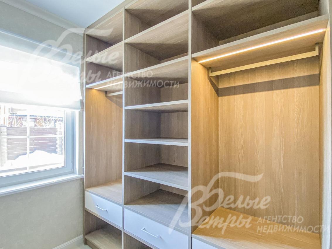 Оборудованная гардеробная на первом этаже