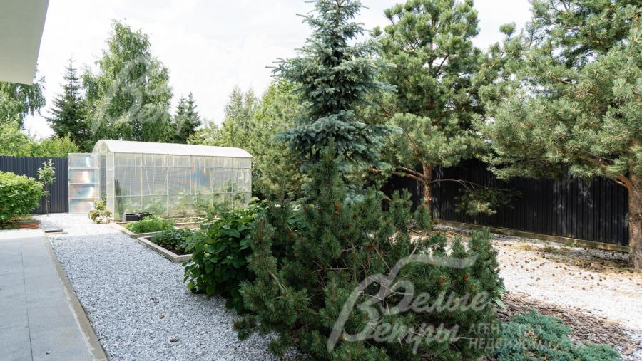 На участке выполнен ландшафтный дизайн в современном стиле по мотивам американского заднего двора