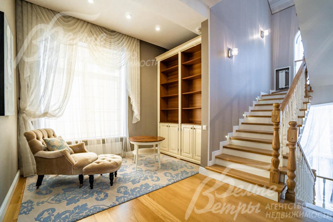 Лестница - широкая и удобная, с подсветкой, ступени и ограждение - дубовые