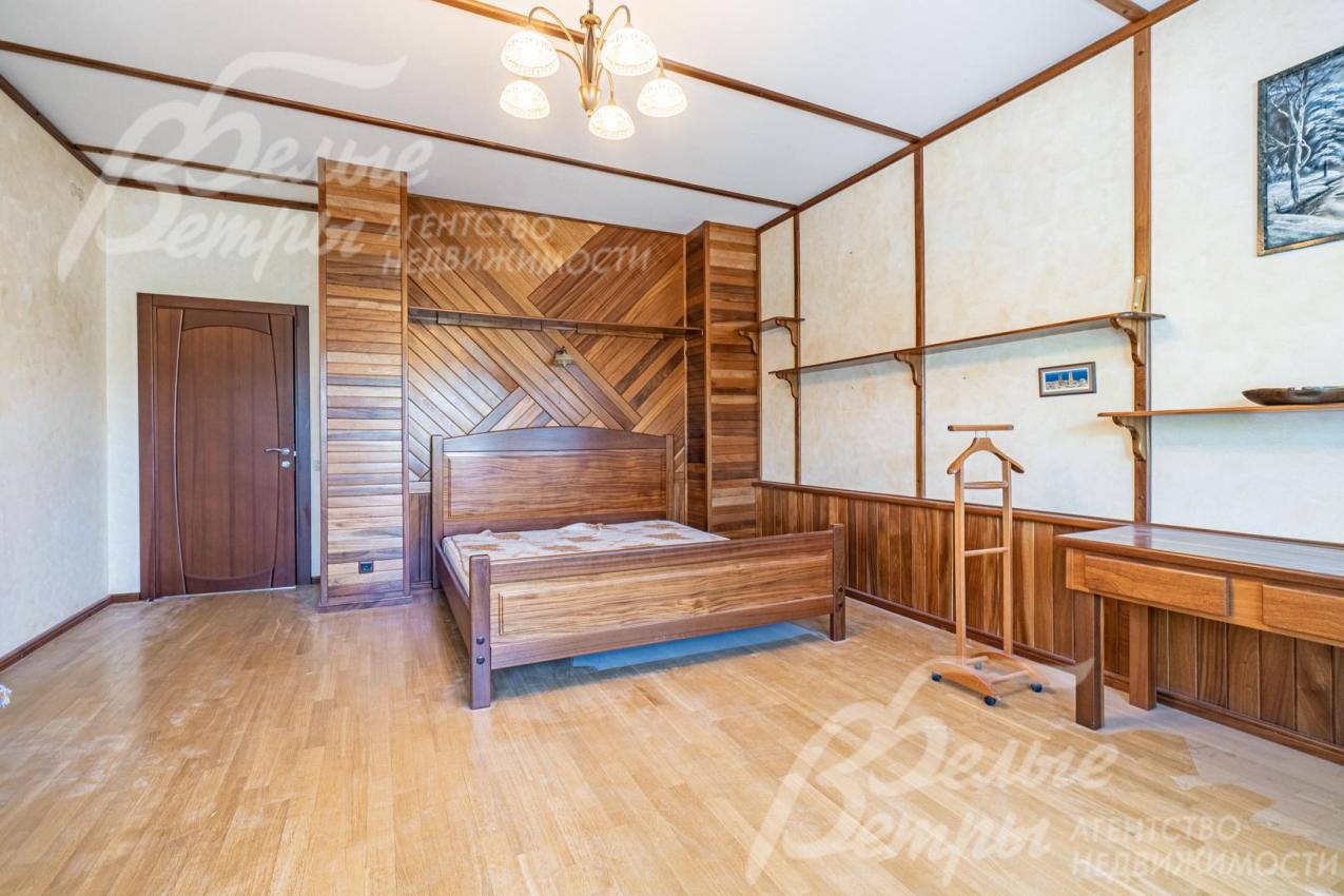 Главная спальня 24 кв.м с гардеробной, с выходом на балкон и с санузлом