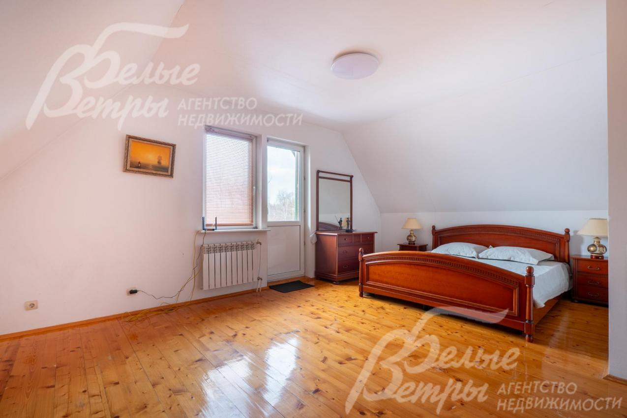 В одной из спален - выход на балкон, откуда открывается живописный вид