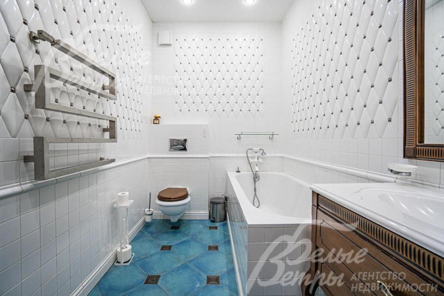 Санузел с ванной на первом этаже
