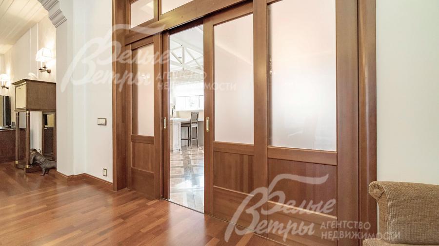 Элитные итальянские двери с высокими проемами из массива вишни