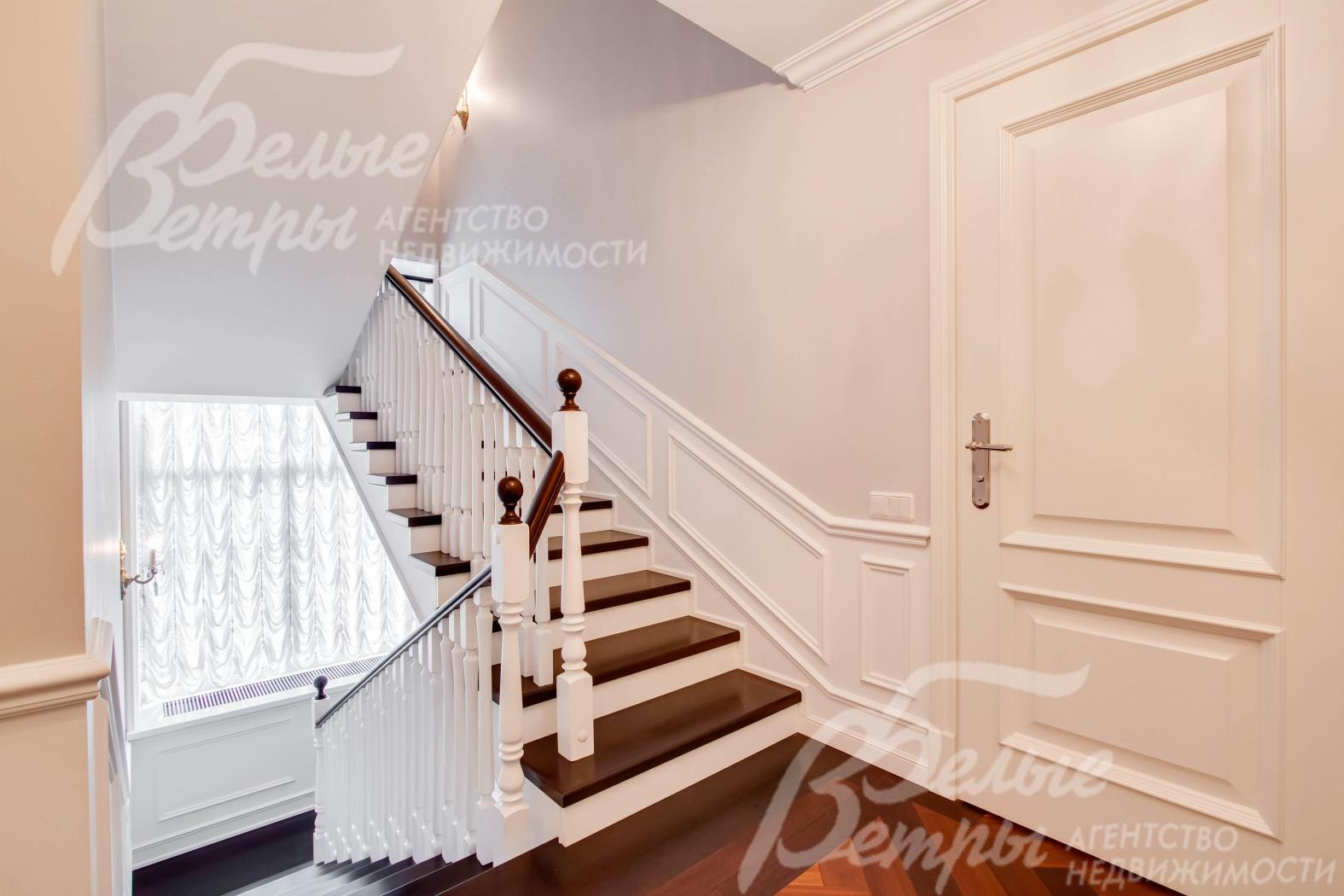 Лестница на ж/б каркасе, ступени и перила из массива