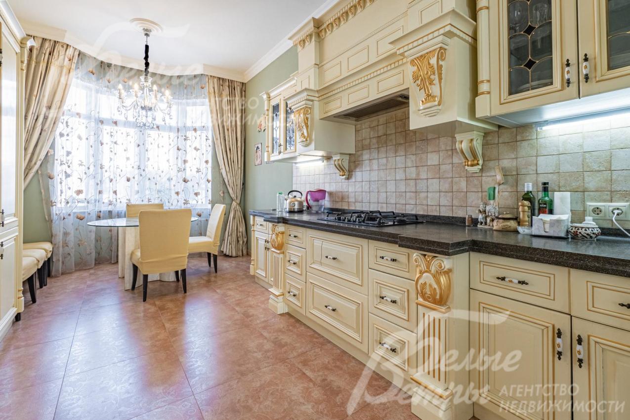 Кухонный гарнитур из массива дуба со встроенной техникой NEFF