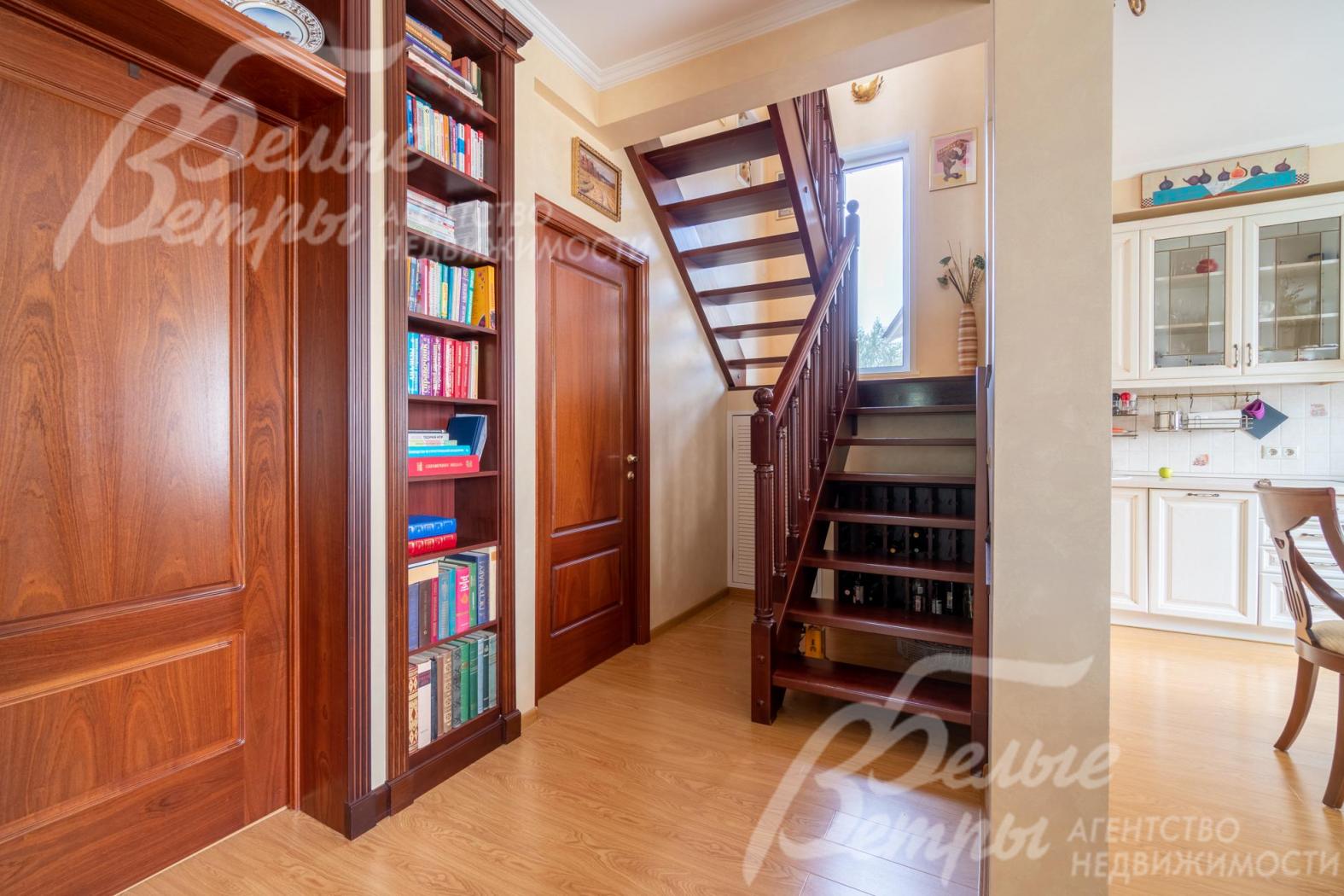 На второй этаж ведёт лестница из массива дуба