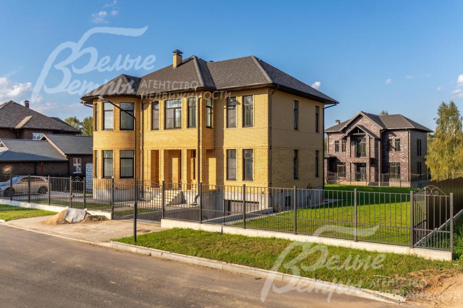 К участку ведёт широкая асфальтированная освещенная дорога