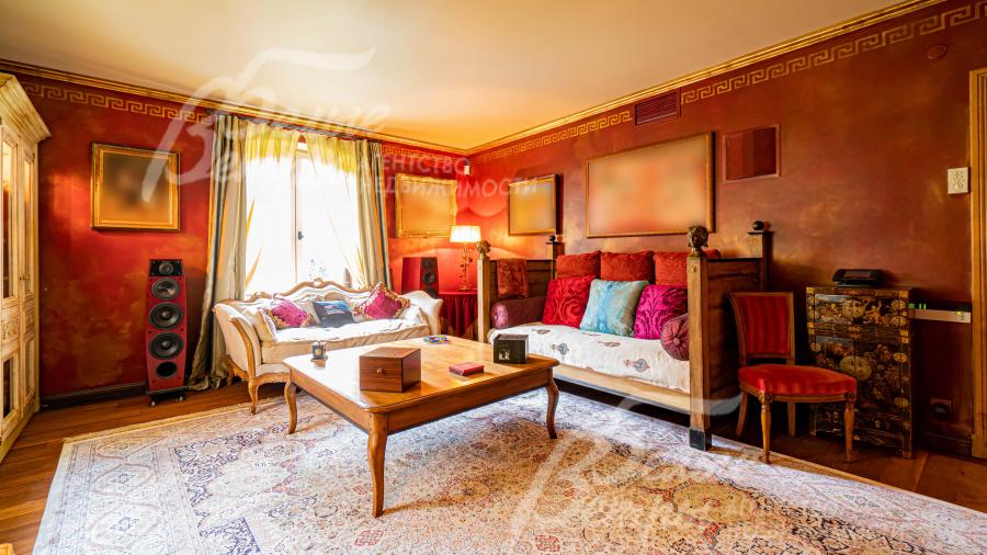 Комната отдыха, можно использовать под кинотеатр