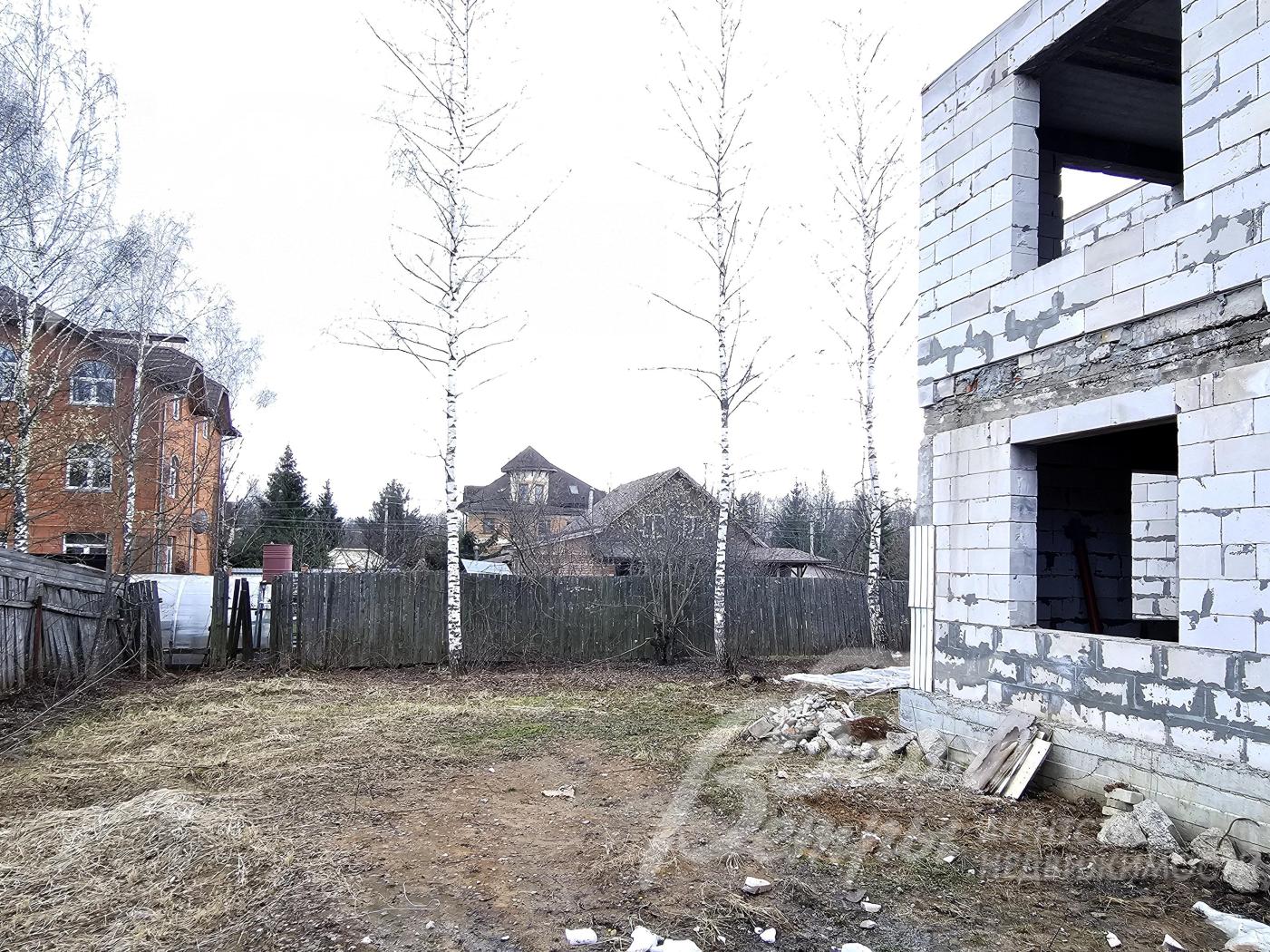 Дом стоит на участке площадью 12 соток. Участок выровнен, освобождён от растительности, на нём сохранено несколько лесных берёз