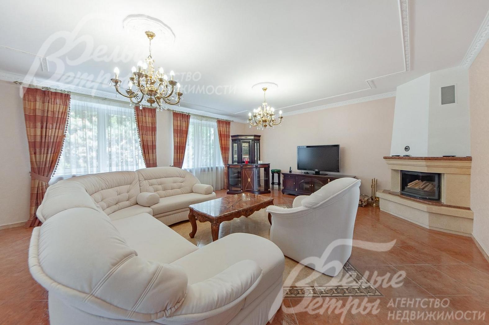 Мягкий гарнитур в гостиной.