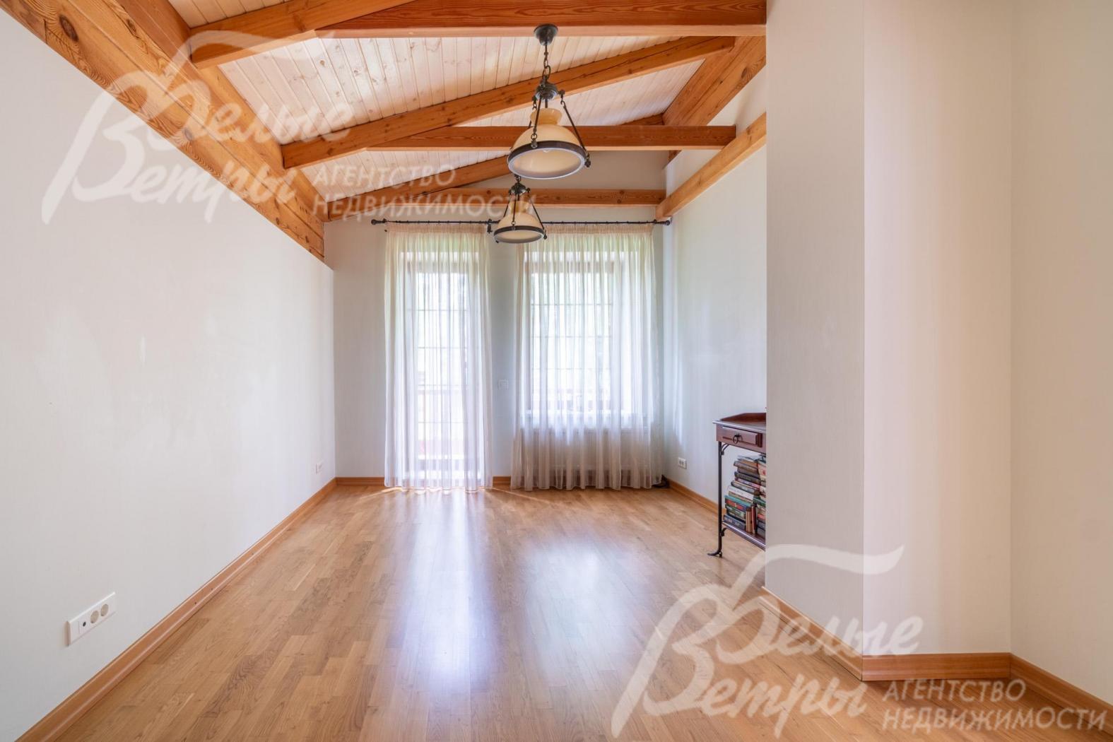 Потолки второго этажа также декорированы деревянными балками, потолки - многоуровневые с разноплановой подсветкой