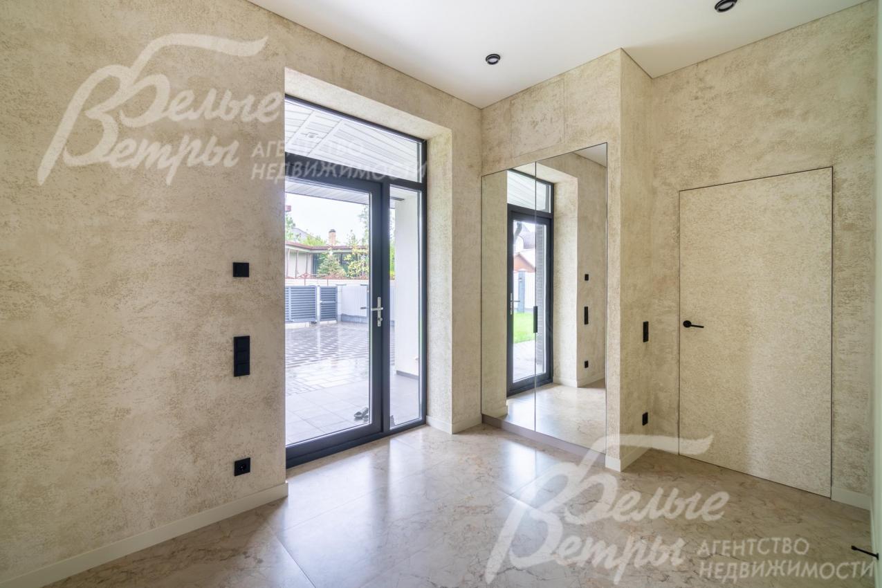 Установлена стильная электрика Schneider Electric черного цвета