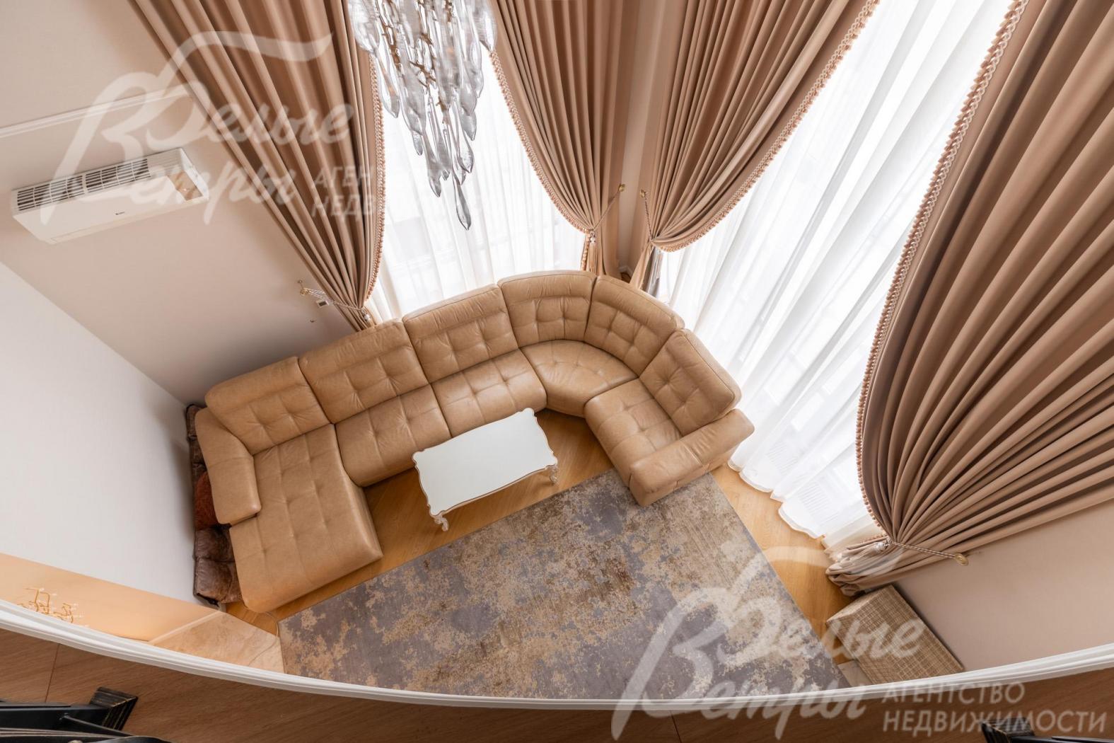 Вид из холла-галереи на двухсветную гостиную