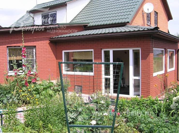 Двухуровневый дом из кирпича, обставленный мебелью.