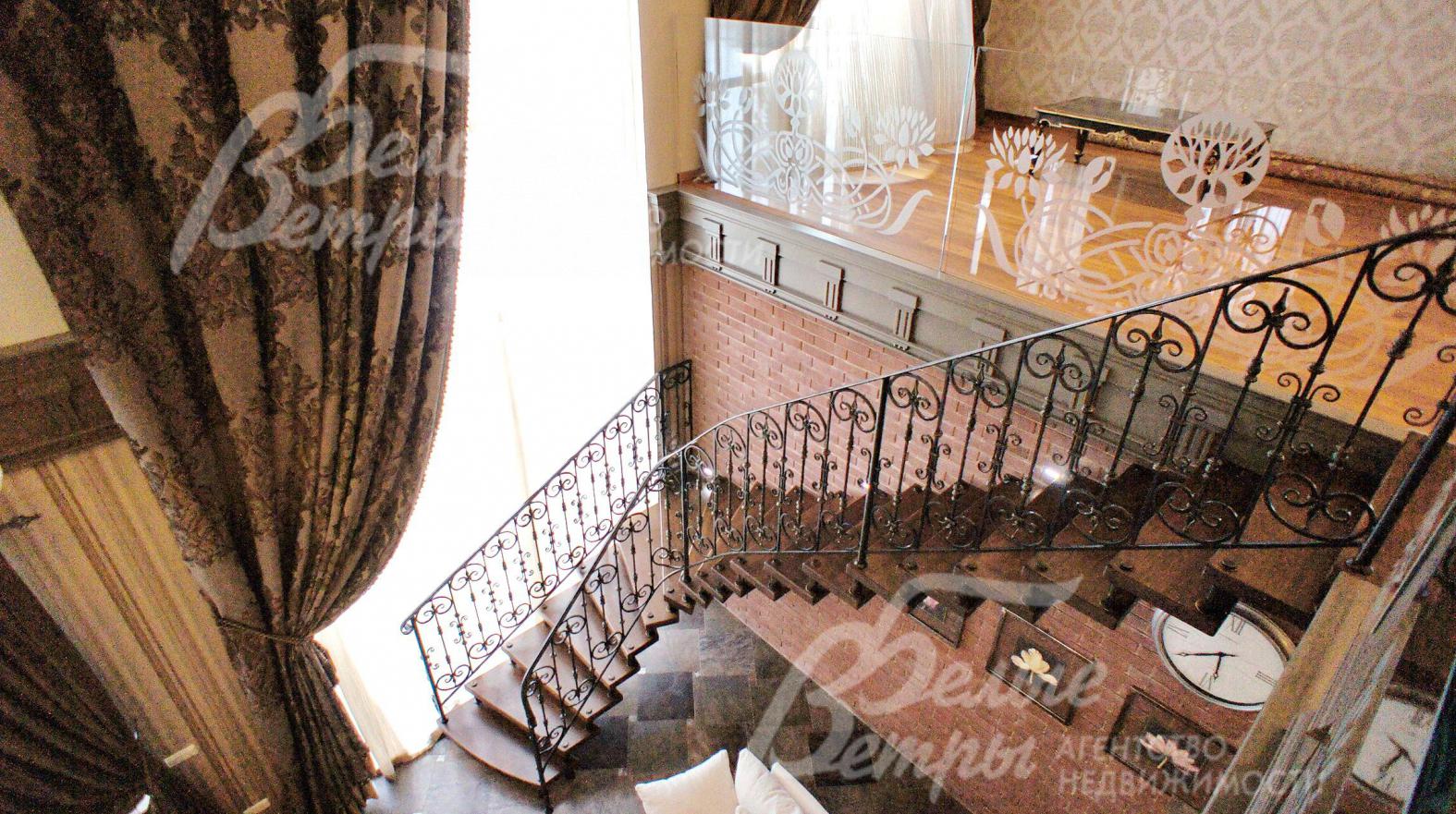 Гостиная со вторым светом и панорамным остеклением.