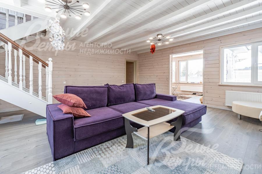 Выполнена современная отделка в светлых тонах