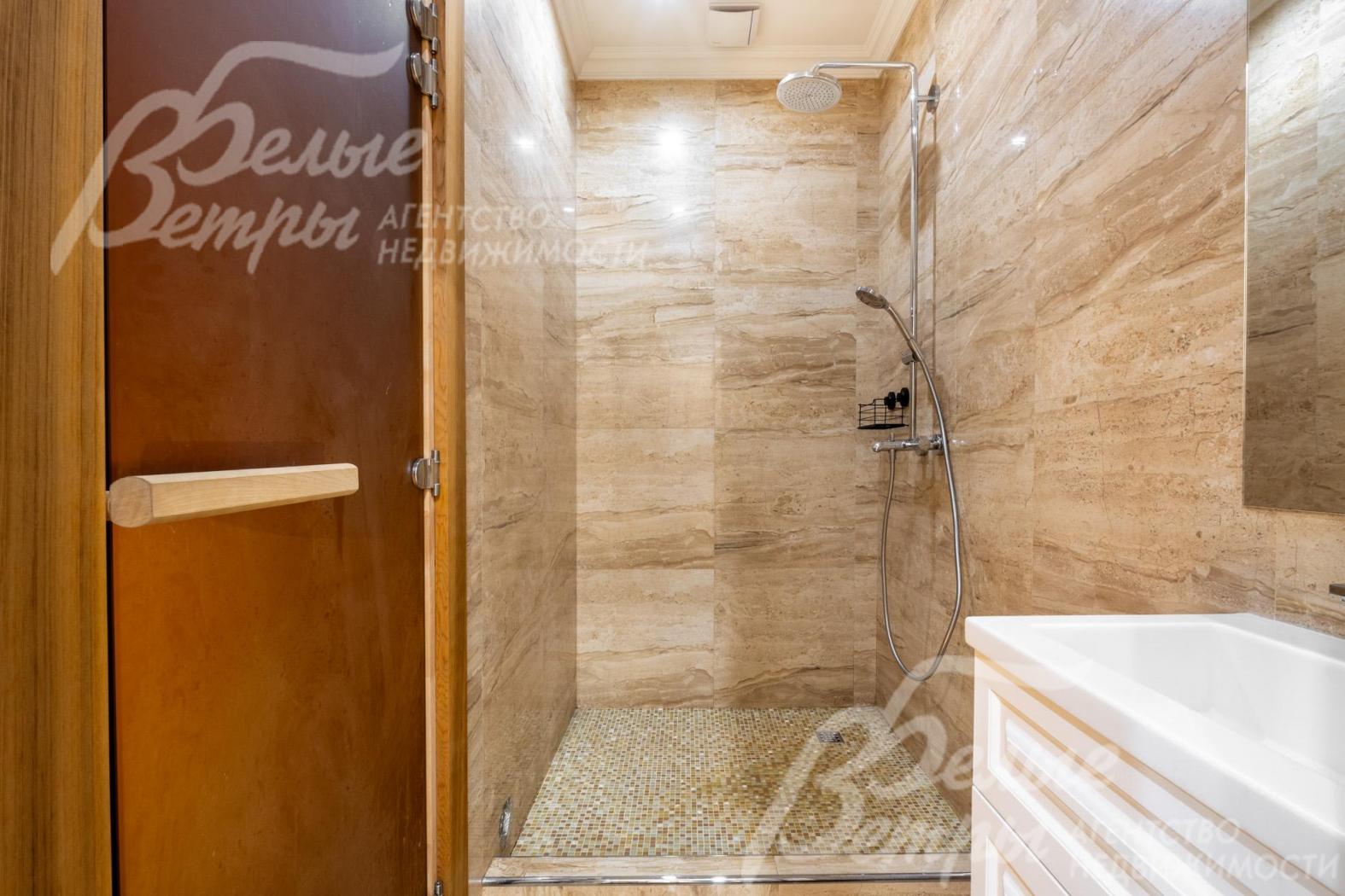 Рядом с сауной - душевая, также есть комната отдыха