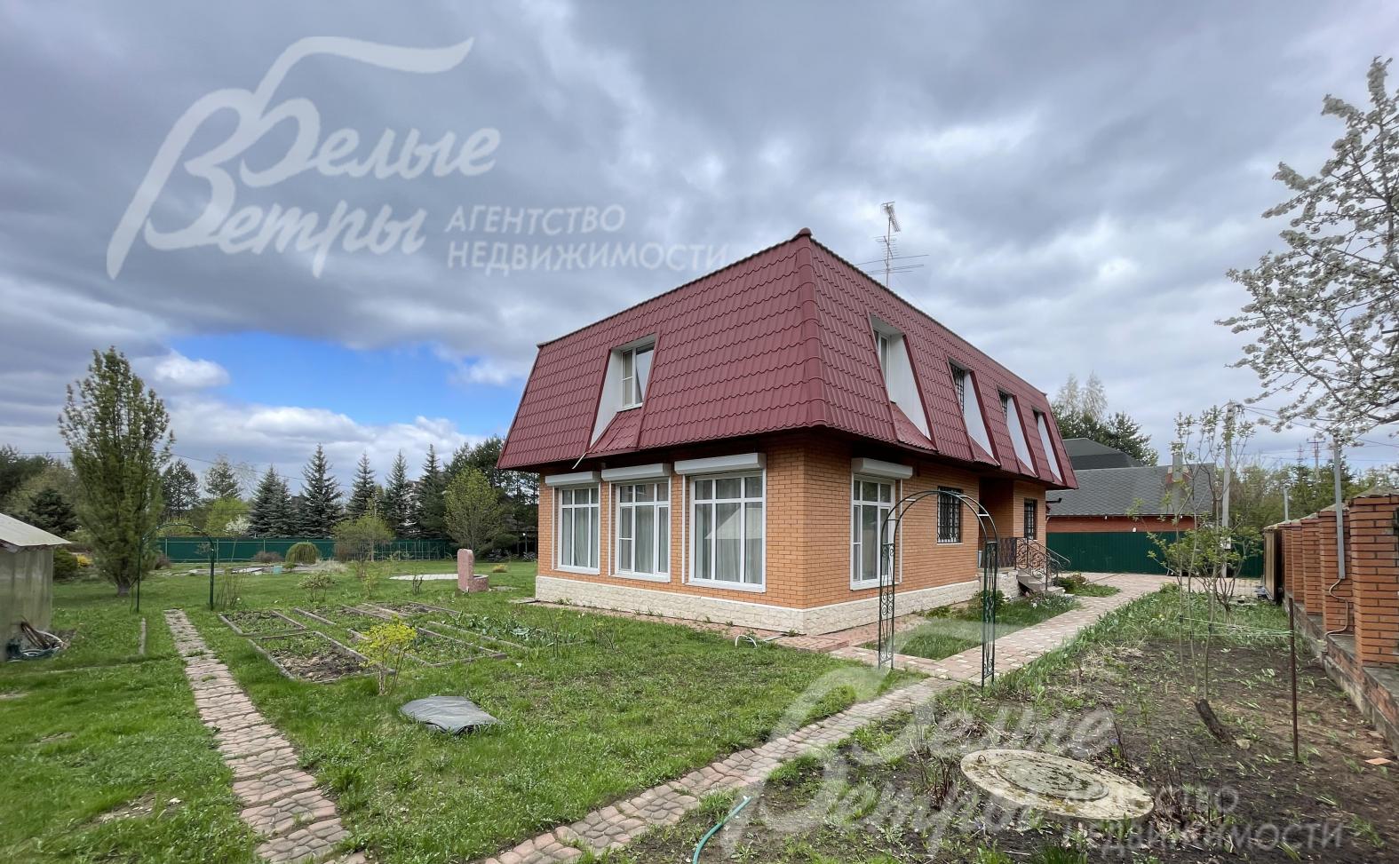 Дорожки выложены плиткой