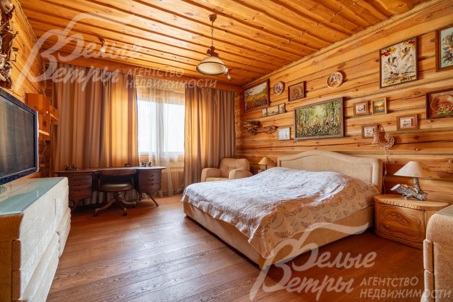 На первом этаже дома располагаются 2 спальни со своими санузлами