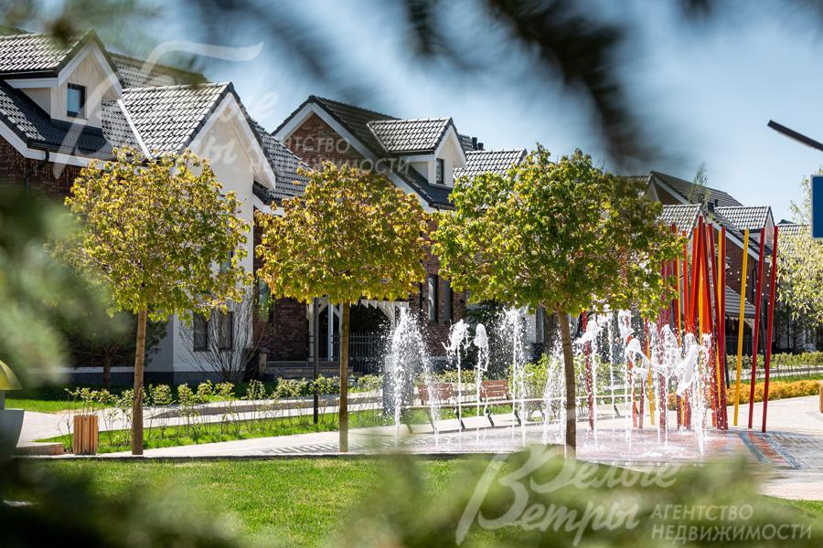 Фонтан на прогулочном бульваре в поселке Резиденция Булатово.