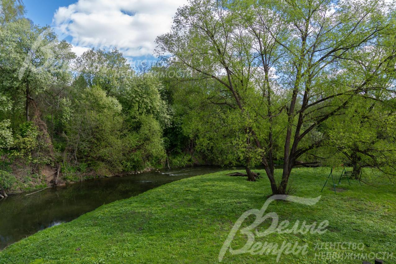 Вокруг коттеджного посёлка протекает река Незнайка